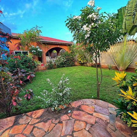 Maison Charlotte Forever Chambre D'Hotes Chez Un Couple Belgo Togolais ロメ エクステリア 写真
